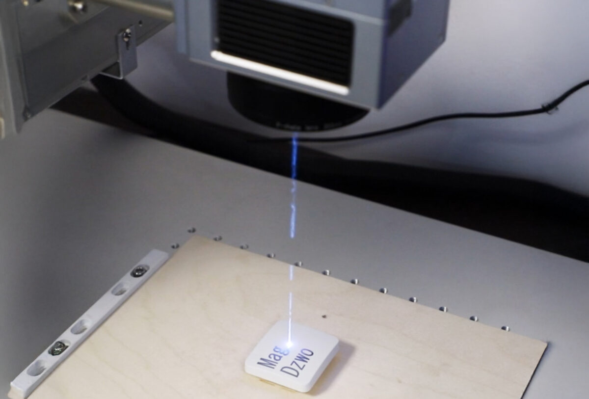 znakowanie-plastiku-laser-uv2-e1755866636427.jpg